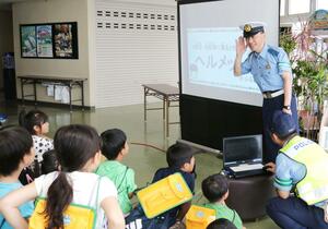 小学生に交通安全を呼びかける与板署員=長岡市寺泊花立