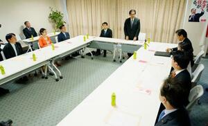 自民党本部で開かれた総裁選挙管理委員会=27日午後、東京・永田町