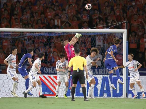 町田ー新潟　前半、パンチングでシュートを防ぐＧＫ阿部航斗＝Ｇスタ（写真映像部・永井隆司）