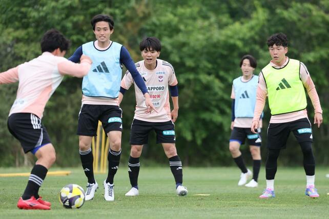 新潟-浦和 前日練習 ボール回しをするDF橋本健人(奥)ら=5月10日 聖籠町の専用練習場