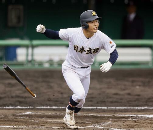 日本文理-東京学館 八回、無死、先制の本塁打を放った日本文理の宇野純平=長岡市悠久山球場