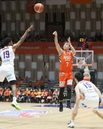 新潟-岡山 第4クオーター、五十嵐圭がこの日4本目の3点シュートを決めて61-53=アオーレ長岡