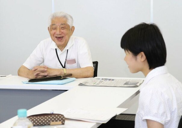 榎並秀栄さん（左）から戦時中の食糧不足の思い出などを聞く荻原美侑さん（右）＝２０２１年7月、新潟市中央区