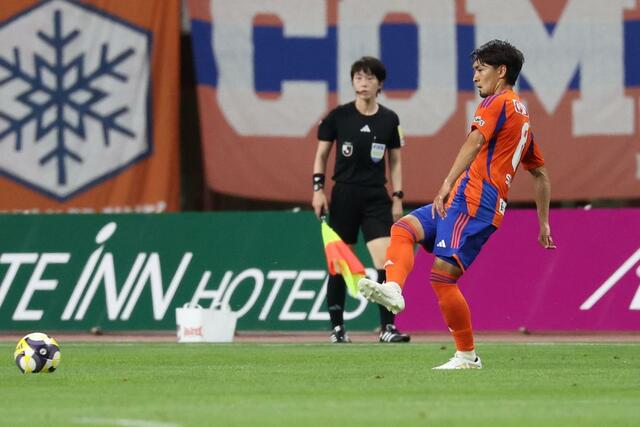 前半、新加入のＭＦ白井永地（８）＝７月２０日、デンカビッグスワン