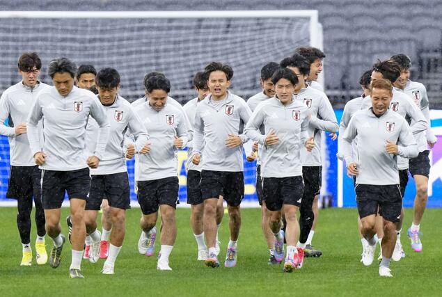 サッカーＷ杯アジア最終予選のオーストラリア戦に向け、最終調整する久保（中央）ら日本代表＝パース（共同）