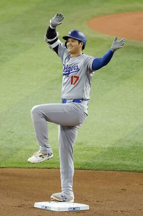 マーリンズ戦の１回、二塁打を放ってポーズをとるドジャース・大谷＝マイアミ（共同）