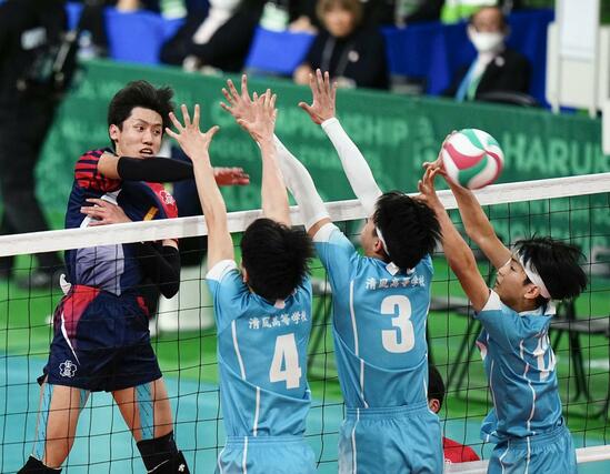 清風－東山　第１セット、スパイクを決める東山・岩田（左端）＝東京体育館