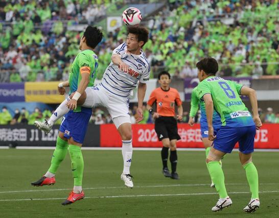 湘南ー新潟　後半、相手ゴール前で競り合う新潟のＦＷ長倉幹樹＝レモンＳ