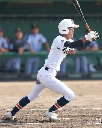 日本文理－高岡第一　日本文理３回２死二塁、安達煌栄千が適時打を放ち３－０＝高岡西部総合公園野球場