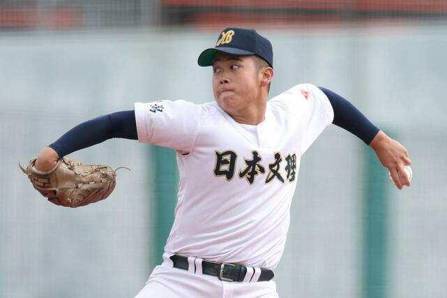 日本文理先発の室橋琉翔＝富山市民球場