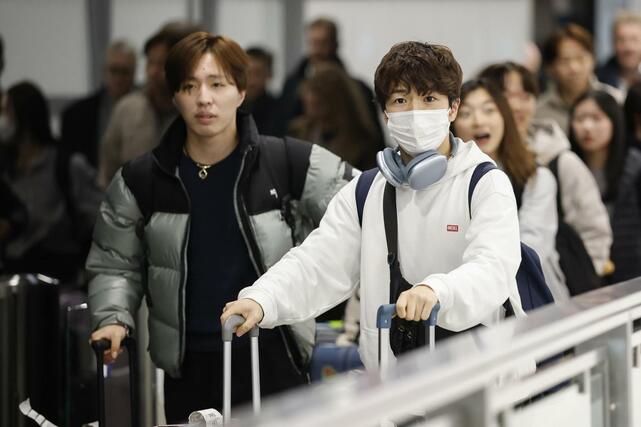 プラハの空港に到着したフィギュアスケート男子の佐藤駿（右）と三浦佳生＝２３日（共同）