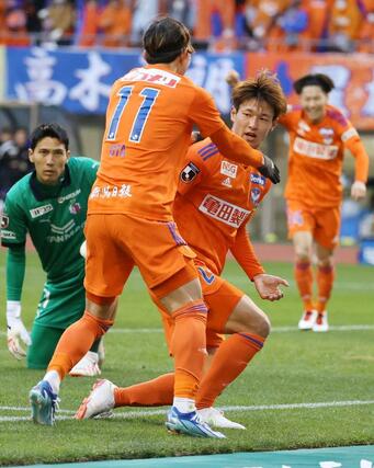 新潟－Ｃ大阪　後半、ＦＷ長倉幹樹（右）が決めて１－０。ＦＷ太田修介と喜びを分かち合う＝ビックスワン
