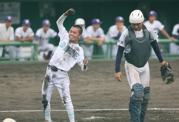 長岡大手－東京学館　８回表、長岡大手１死二塁、佐藤逸生の適時打で二走の内藤柊が生還し２－１＝長岡市悠久山球場