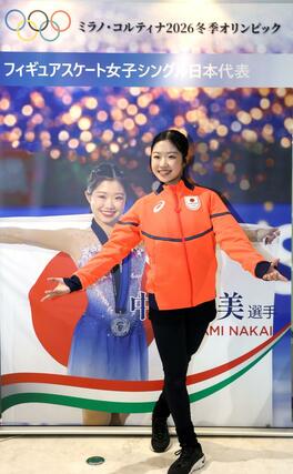 練習公開後、パネルの前でポーズを取る中井亜美＝千葉県船橋市