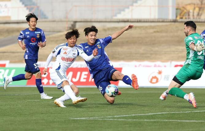 後半、ゴールを狙うＦＷ若月大和＝ロートフィールド奈良