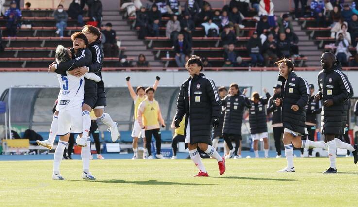 奈良－新潟　ＰＫ戦を制し、喜ぶ新潟の選手＝ロートＦ（写真映像部・永井隆司）