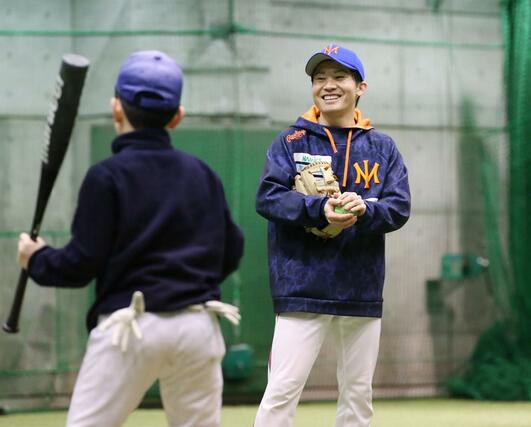 オイシックス新潟アルビレックスＢＣの野球塾で子どもたちを指導する田河原篤史さん＝新潟市中央区