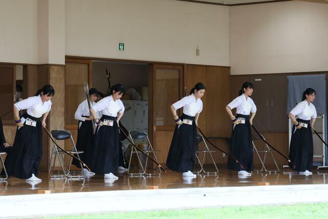 弓道女子団体決勝 初優勝を決め、礼をする帝京長岡の選手たち