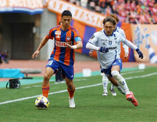 新潟-G大阪 前半、攻め上がるFW小野裕二(左)=ビッグスワン