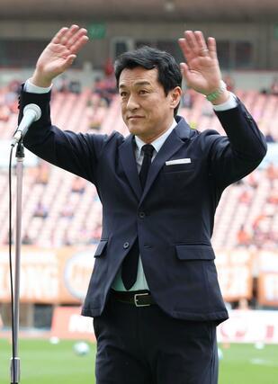 試合前、サポーターにあいさつする山口素弘さん＝ビッグスワン