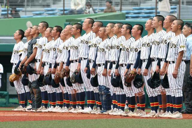 校歌を歌う帝京長岡の選手たち＝富山市民球場