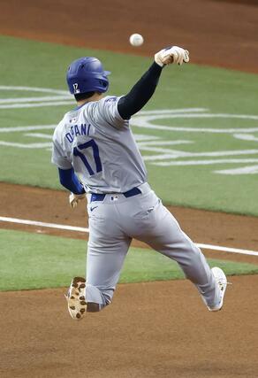 マーリンズ戦の１回、三盗を決めるドジャース・大谷。日米を通じて自身初の５０盗塁となった＝マイアミ（共同）