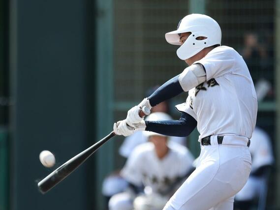 日本文理－帝京長岡　４回日本文理１死満塁、土屋太偉哉が中前適時打を放ち３－２＝２３日、三条市月岡４の三条パール金属スタジアム