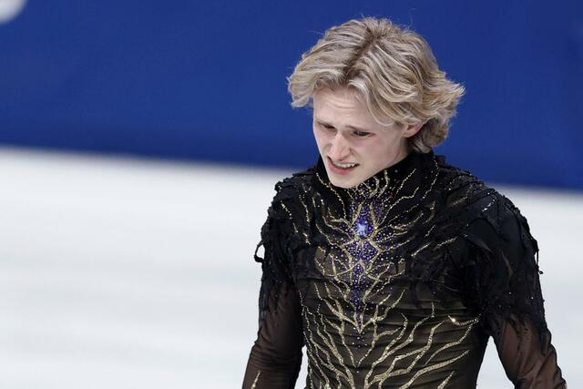 
男子フリーの演技を終え、首を振るイリア・マリニン＝ミラノ（共同）
