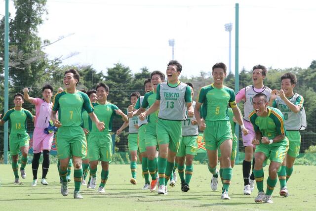 帝京長岡－青森山田　試合後、応援団の元へ駆け込む帝京長岡イレブン＝福島県Ｊヴィレッジ