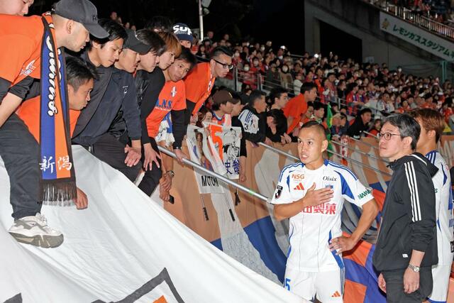 湘南－新潟　試合後、サポーターの声を聞き、自身の思いを語るＤＦ早川史哉＝レモンガススタジアム平塚