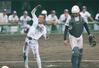 8回表、長岡大手1死二塁、佐藤逸生の適時打で二走の内藤柊が生還し2-1と勝ち越す=2024年7月14日、悠久山球場