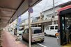 商店街に違法駐車する車