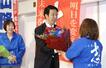 衆院選4区 当選確実となり、花束を受け取る米山隆一さん=10月27日午後8時24分、長岡市今朝白2のパストラル長岡