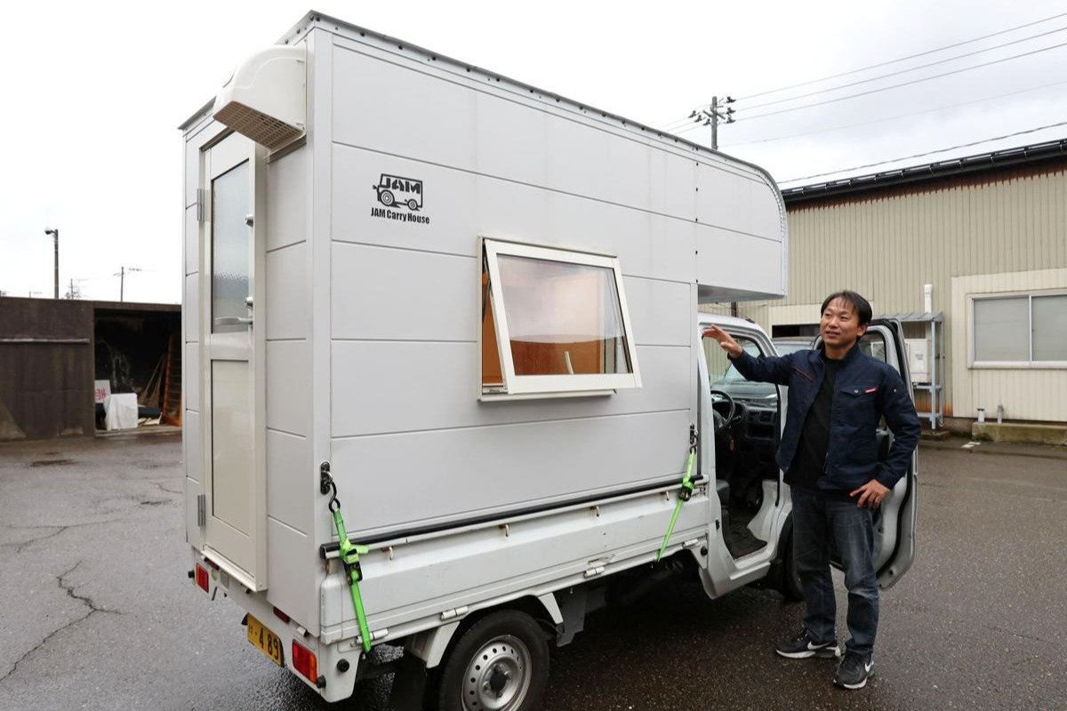 軽トラの荷台に載せるとキャンピングカー！？“小さな家”販売好調♪新潟