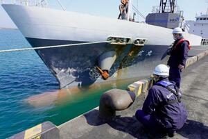 　貨物船末広丸の船首部分を調べる海保関係者＝１８日午前、青森県八戸市