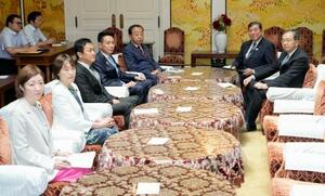 与野党党首会談に臨む石破首相(右から2人目)、立憲民主党の野田代表(同3人目)ら=19日午後、国会