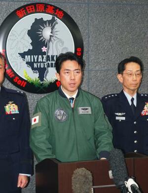 　宮崎県の航空自衛隊新田原基地で取材に応じる小泉防衛相＝９日午後