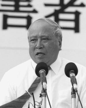 1995年10月、米兵による少女暴行事件に抗議して開かれた沖縄県民総決起大会であいさつする大田昌秀知事=沖縄県宜野湾市