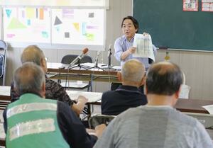 地震を受けた地層の調査結果を説明する卜部厚志教授=12日、新潟市江南区天野3
