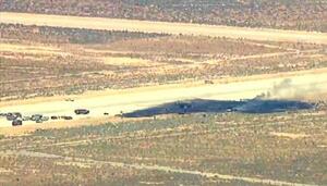 エドワーズ空軍基地近くのB52爆撃機の墜落現場=15日(KABC提供・AP=共同)