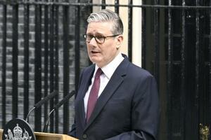 22日、英ロンドンの首相官邸前で辞任を表明するスターマー首相(共同)