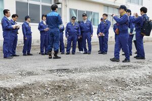坂井輪中学校を視察する衆院災害対策特別委員会の委員ら=3月25日、新潟市西区