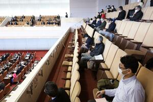 柏崎刈羽原発の再稼働を認める花角英世知事の判断についての代表質問に耳を傾ける傍聴者=4日、県議会