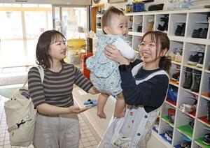 「こども誰でも通園制度」を利用する母親（左）と子ども＝見附市のホップこども園