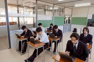 　完成した石川県立輪島高の仮設校舎で行われたホームルーム＝９日朝、輪島市