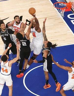スパーズとのNBA決勝第4戦で決勝点を挙げるニックスのアヌノビー(中央・8)=ニューヨーク(NBAE・ゲッティ=共同)