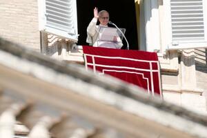 バチカンのサンピエトロ広場での集会で話すローマ教皇レオ14世=1日(AP=共同)