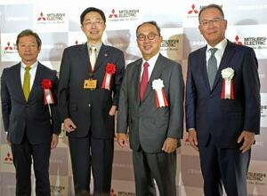新工場棟の竣工式に出席した三菱電機の漆間啓社長(右から2人目)ら=1日午前、熊本県菊池市