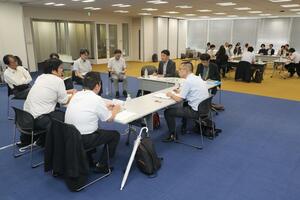 第22回地方紙フォーラムの分科会で意見交換する各社の記者たち=9月5日、岡山市北区の山陽新聞社
