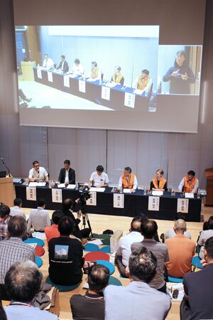災害に対応する地域の力を強化する方法などを議論したパネルディスカッション=長岡市大手通2